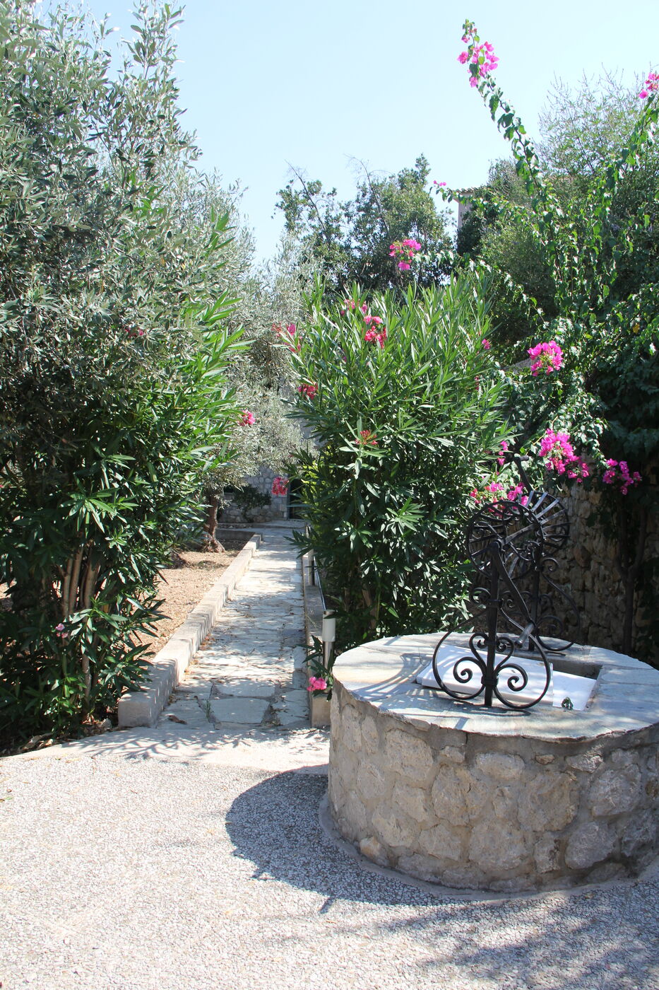 Alter Brunnen im Garten