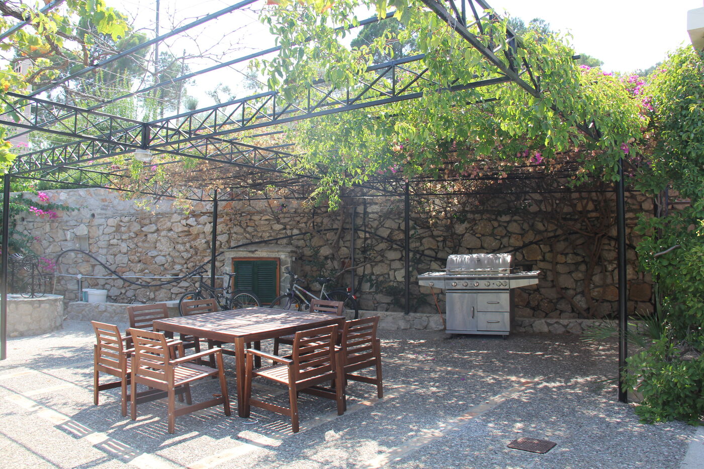 Pergola mit Esstisch und Grill